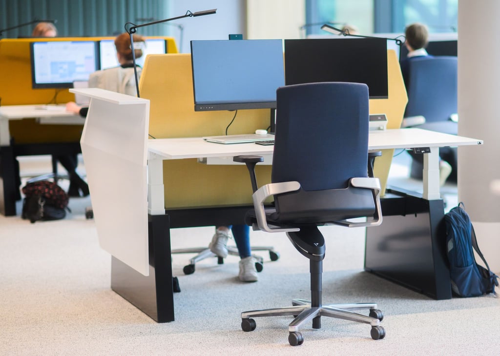 Rückenlehne frei pendeln lassen und Sitzposition variieren: Dynamisches Sitzen und regelmäßige Bewegung im Büroalltag helfen, Beschwerden vorzubeugen.