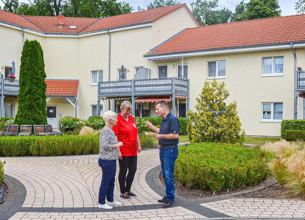 Die Vorsitzende des DRK-Ortsvereins, Margitta Falkenberg, DRK-Mitarbeiterin Romy Brentrop, und der Geschäftsführer beim DRK-Kreisverband Wanzleben, Guido Fellgiebel (v.l.), vor Rusches Hof.