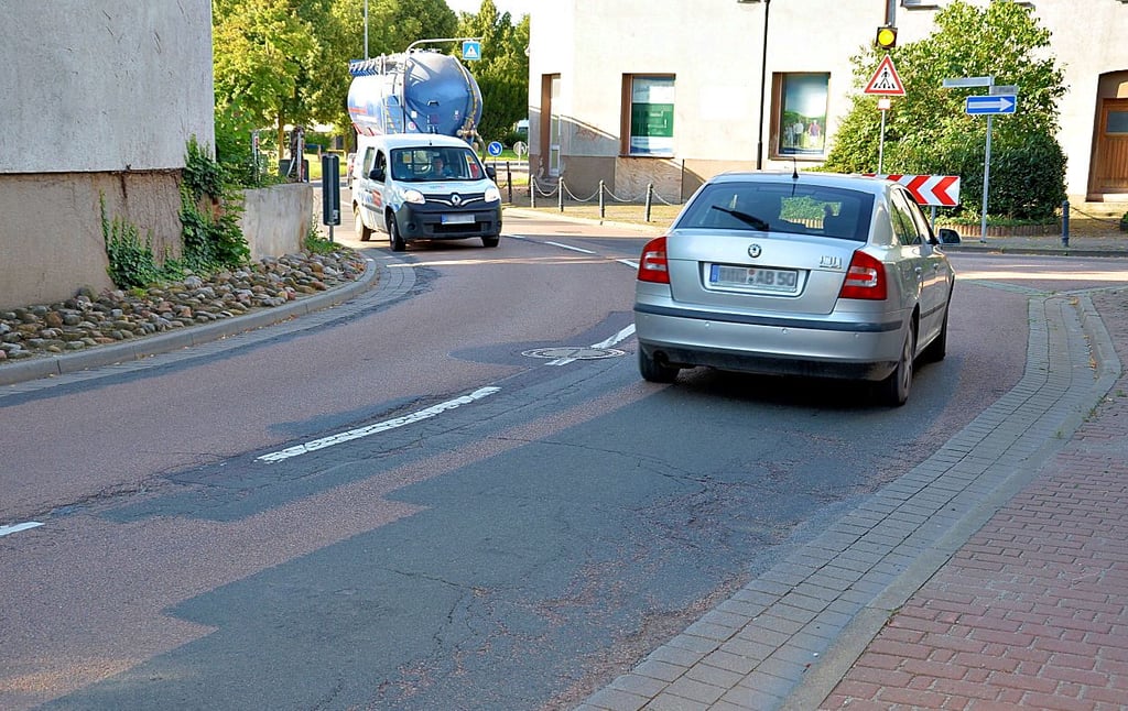 Die Ortsdurchfahrt von Neundof ist ein stark frequentierter Zubringer zur A 36 - mit enormen Schäden, die bislang nur punktuell bearbeitet wurden. Nach dem Bau einer neuen Trinkwasserleitung des WAZV Bode-Wipper will auch das Land dann die Fahrbahn seiner L 72 in Angriff nehmen.