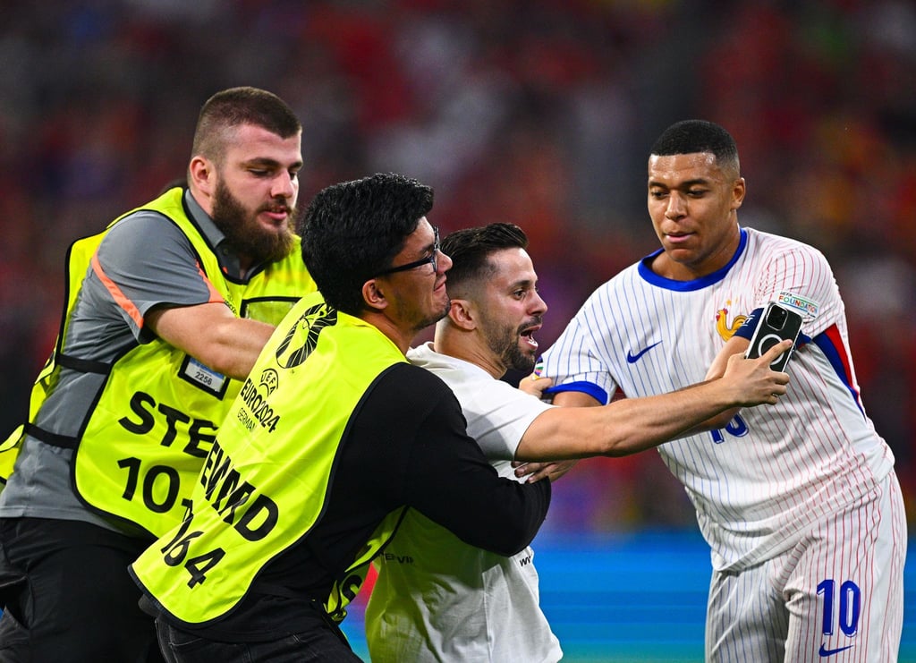 Im EM-Halbfinale Spanien gegen Frankreich kam es zu mehreren Flitzer-Vorfällen.