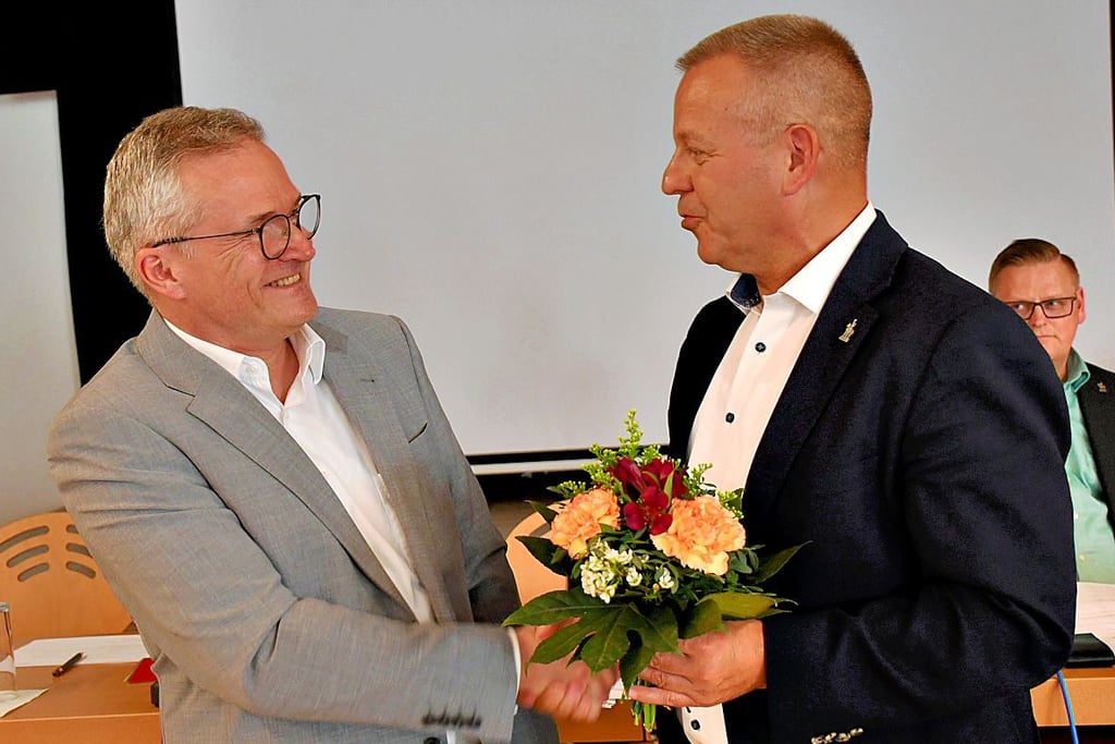 Bürgermeister Bernhard Hieber (r.) gratuliert Guido Henke zur Wiederwahl als Stadtratsvorsitzender.
