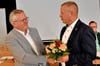 Bürgermeister Bernhard Hieber (r.) gratuliert Guido Henke zur Wiederwahl als Stadtratsvorsitzender.
