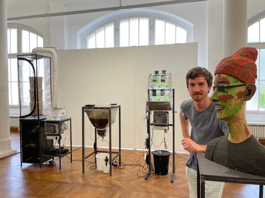 Leon Fiand hat eine raumgreifende Installation geschaffen - mit einem spannenden Kreislaufsystem zwischen Kunst, Material, Wachstumsprozessen und Kommunikation mit Usern im Internet.