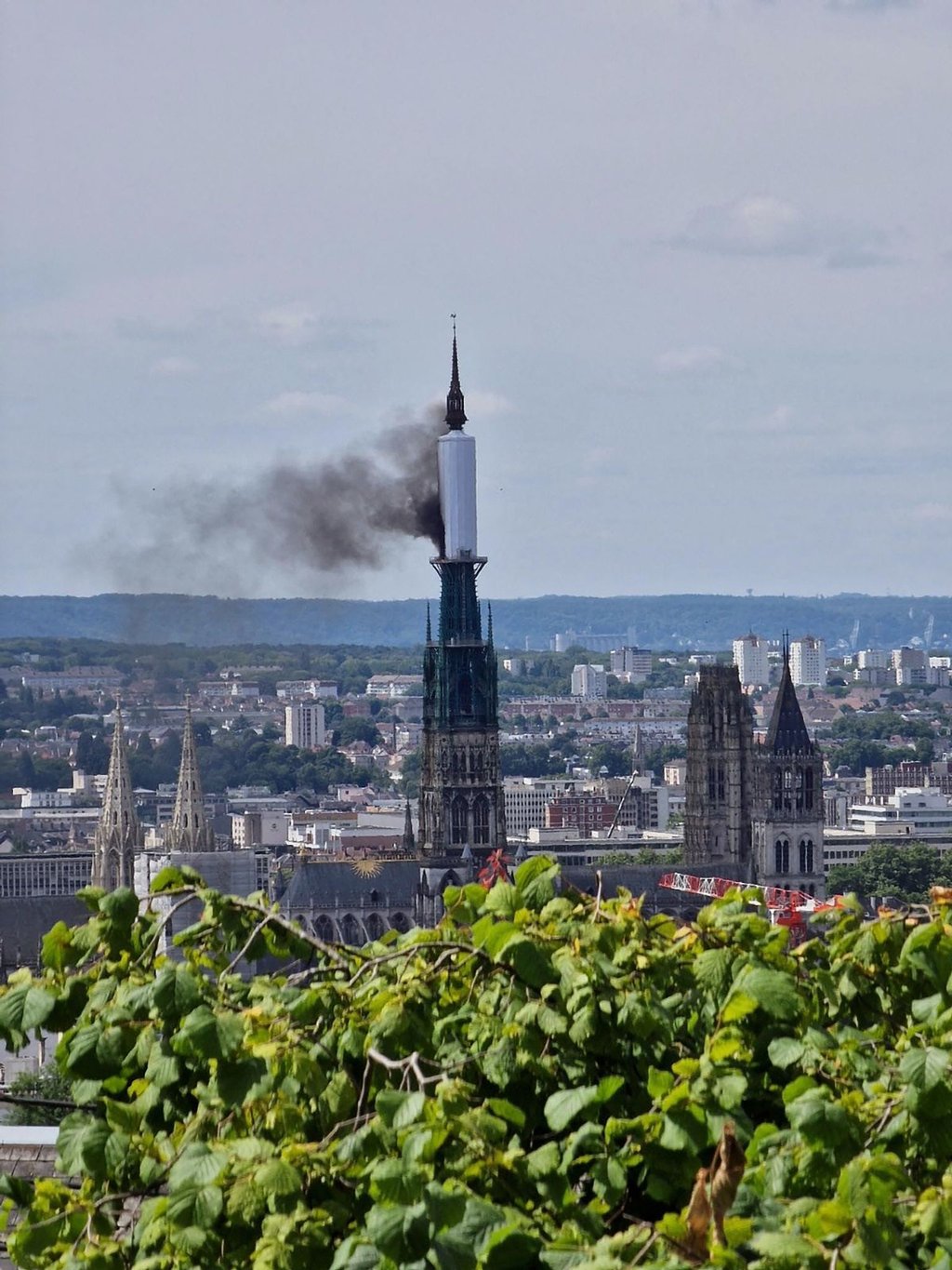 Der Turm der Kathedrale von Rouen steht in Flammen.