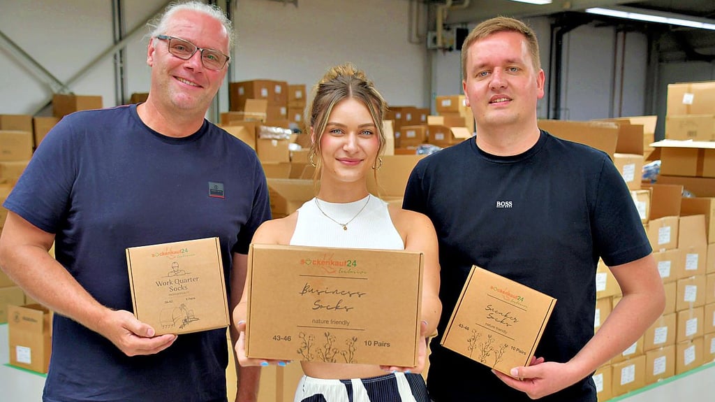 Sven Altmann, Caroline Altmann und  Philipp Wesemann mit den nachhaltigen Verpackungen, in denen die Socken ausgeliefert werden.