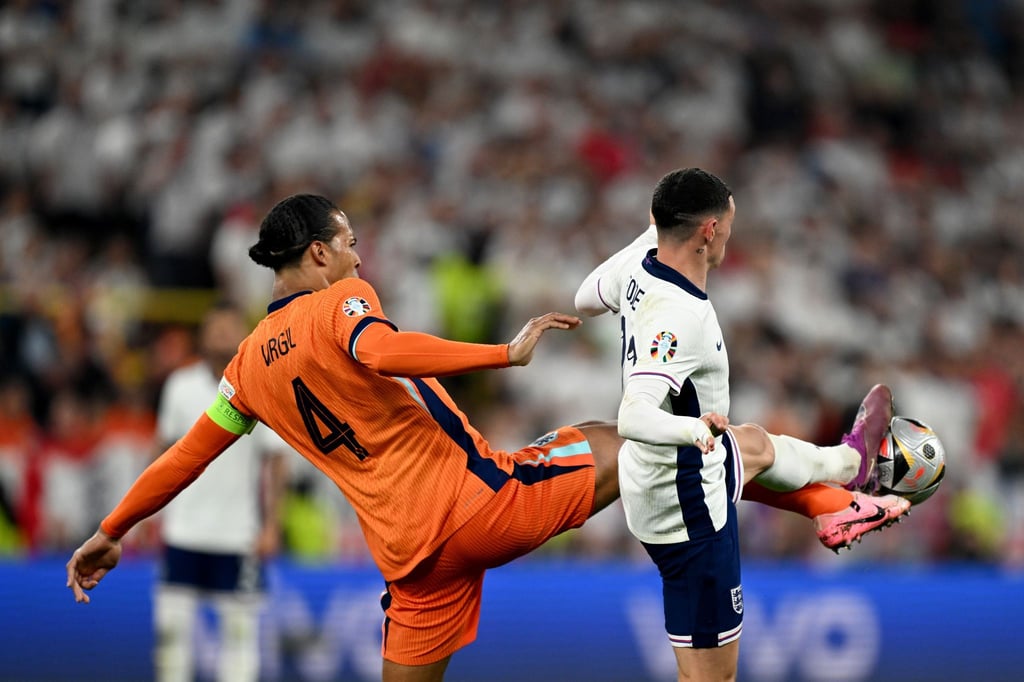 Der Niederländer Virgil Van Dijk (l) und Englands Phil Foden kämpfen um den Ball.