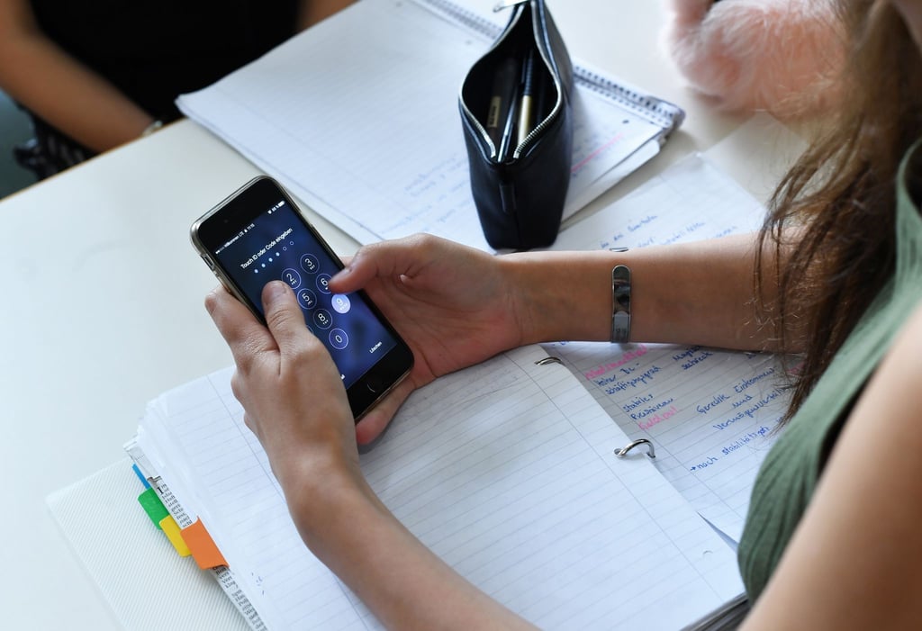 In Italien sind Mobiltelefone im Klassenzimmer vom neuen Schuljahr an generell verboten. (Foto: Archiv)
