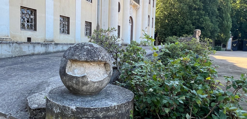 Zierelemente wie diese Kugeln vor dem neuen Schloss lösen sich auf. Auch an der Fassade der historischen Fabrikantenvilla bröckelt es.