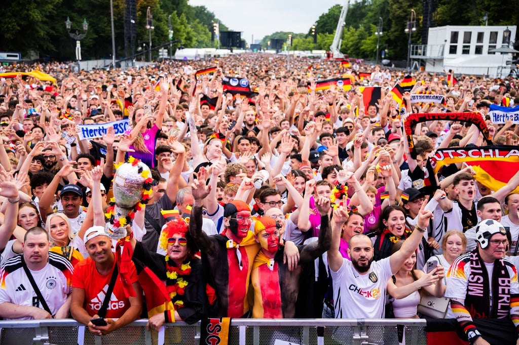 Deutschland-Fans jubeln in der Fanzone am Brandenburger Tor.