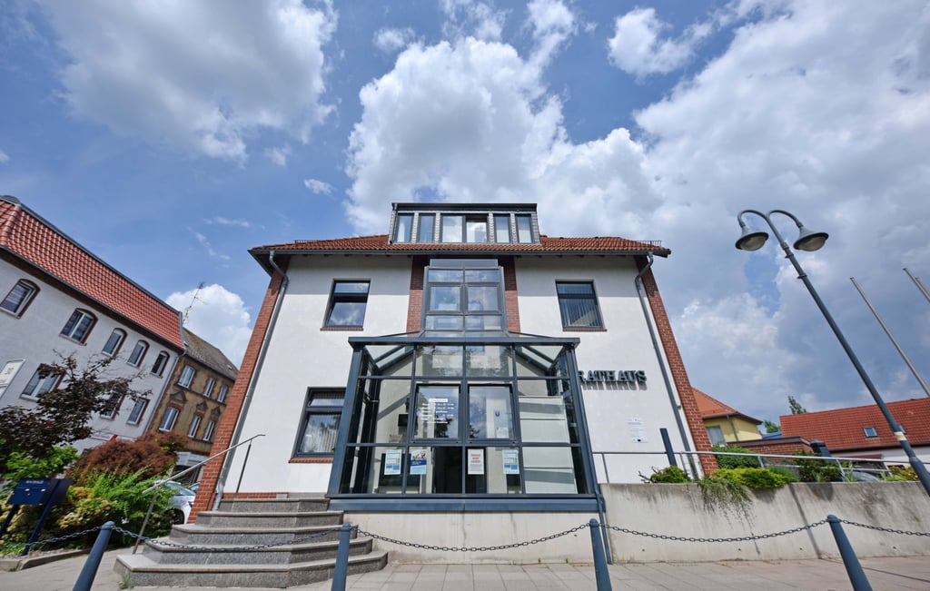 Im Rathaus in Sandersdorf können aus Pass- und Meldeangelegenheiten erledigt werden.