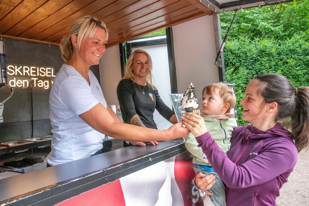 Candy und Kathrin Kitzing bieten im "Eiskreisel" dänisches Softeis an.