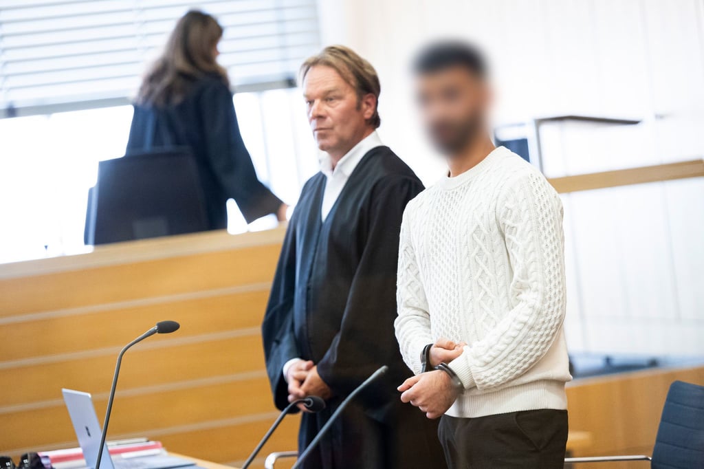 Der 25-jährige Angeklagte sitzt derzeit in Einzelhaft.