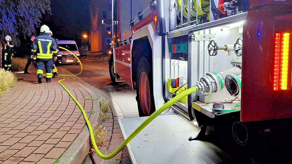 Einen verbrannten Blumentopf hatten die Feuerwehrleute auf einem Balkon in der Rottmeisterstraße entdeckt und ihn zur Sicherheit vor der Haustür noch einmal abgelöscht.