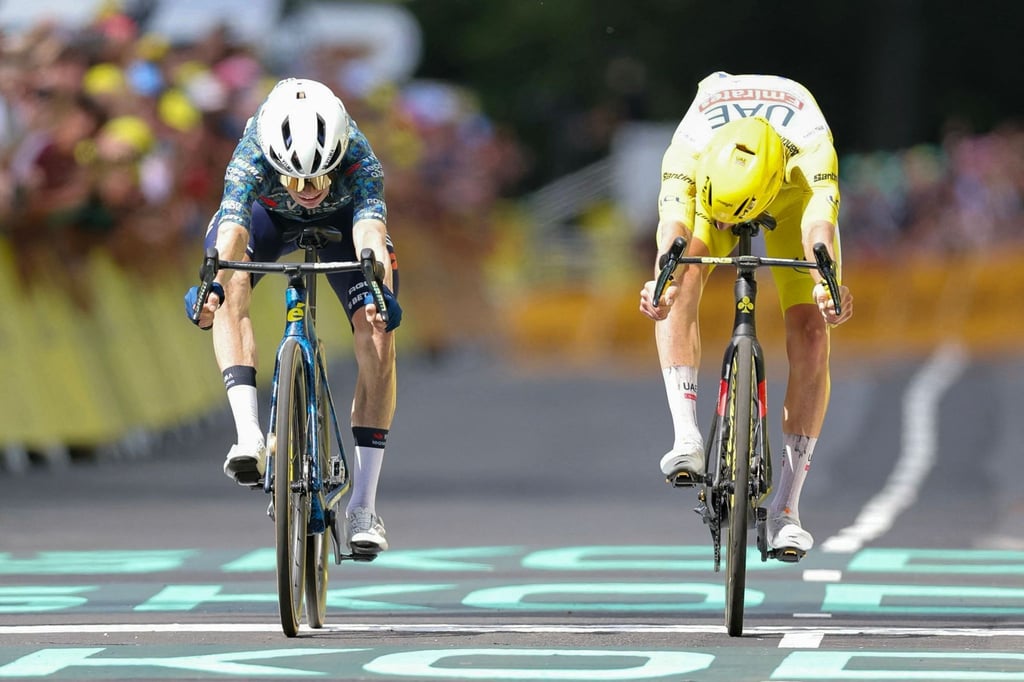 Jonas Vingegaard (l) und Tadej Pogacar lieferten sich auf der elften Etappe ein packendes Duell.