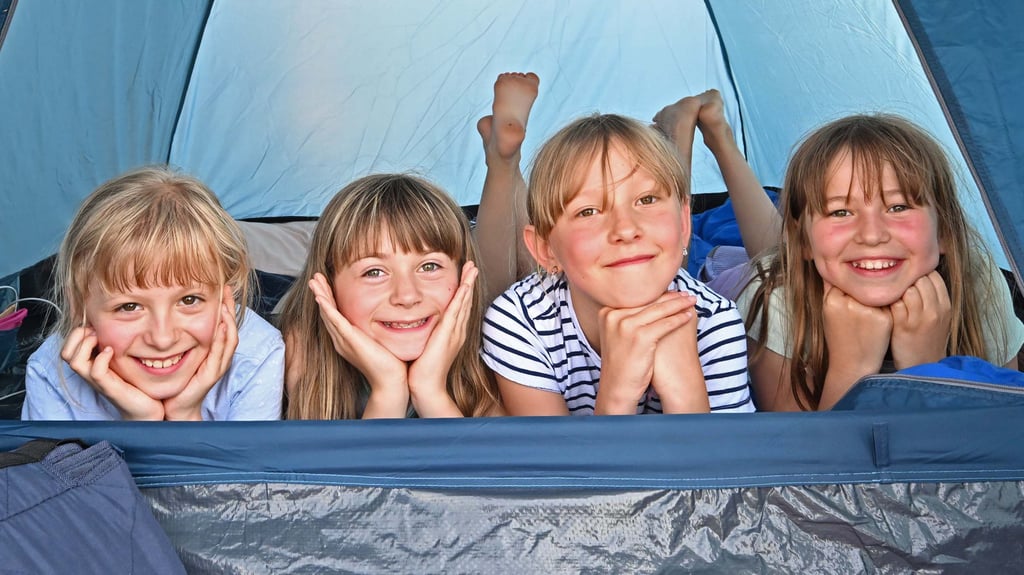 Gemütlich im Zelt: Emilia, Tilda, Charlotte und Anni (v.l.) freuen sich auf vier Tage Spaß in Wilsleben.