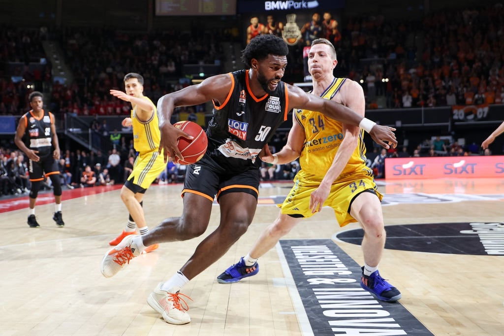 Trevion Williams (l) punktet in der kommenden Spielzeit für Alba Berlin.