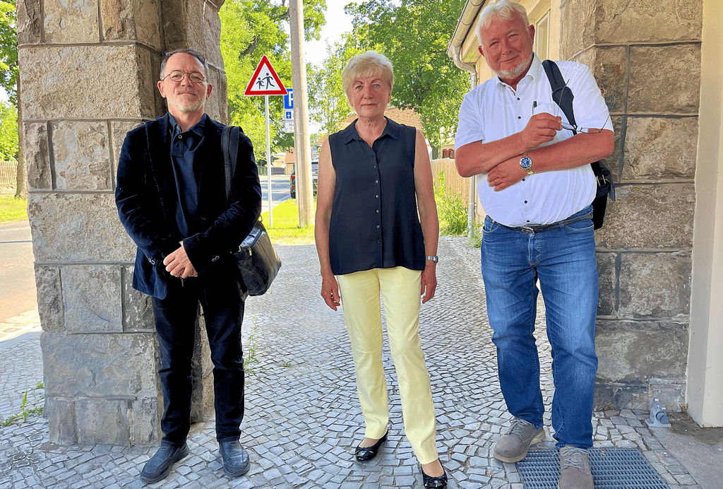 Karin Dammann (Mitte) ist die neue Mosigkauer Ortsbürgermeisterin. Außerdem gehören dem Ortschaftsrat noch Jakob Uwe Weber (links) und Andreas Mrosek (rechts) an.