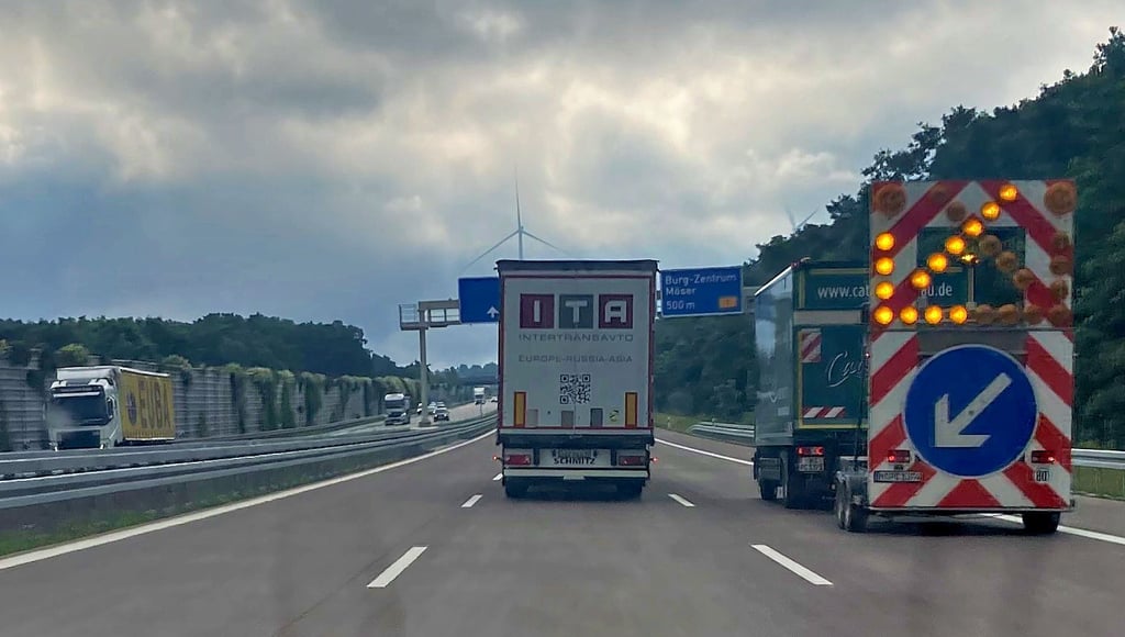 Auf der Autobahn 2 wird in Fahrtrichtung Berlin wenige Hundert meter vor der Anschlussstelle Burg-Zentrum eine Baustelle eingerichtet. Eine Fahrspur wird dafür gesperrt.