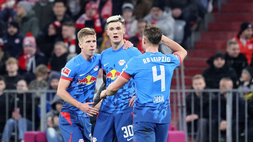 Dani Olmo (l.) neben seinen RB-Teamkollegen Benjamin Sesko (mitte) und Willi Orban.