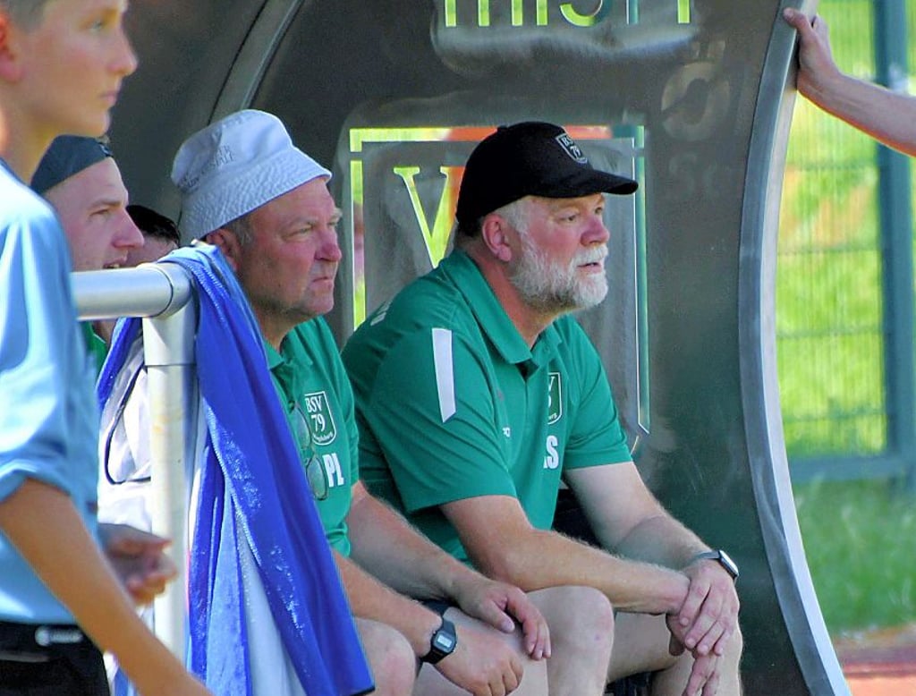 Steht mit dem BSV vor einer neuen Saison: Trainer Peter Lemke (l.)