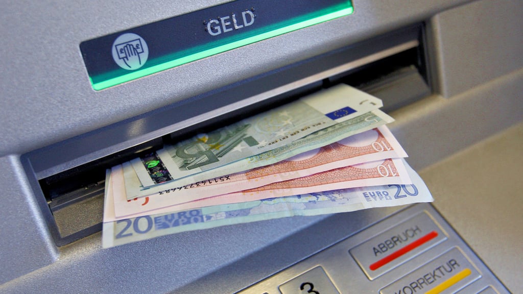 Kunden der Harzsparkasse bemängeln, dass die Geldautomaten in der Filiale „Am Regenstein“ nicht funktionieren.