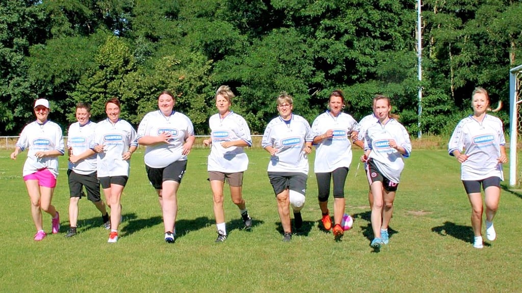 Die Frauen, die in der Saison 200/2001 Kreismeister wurden, in ihren Aufstiegstrikots.