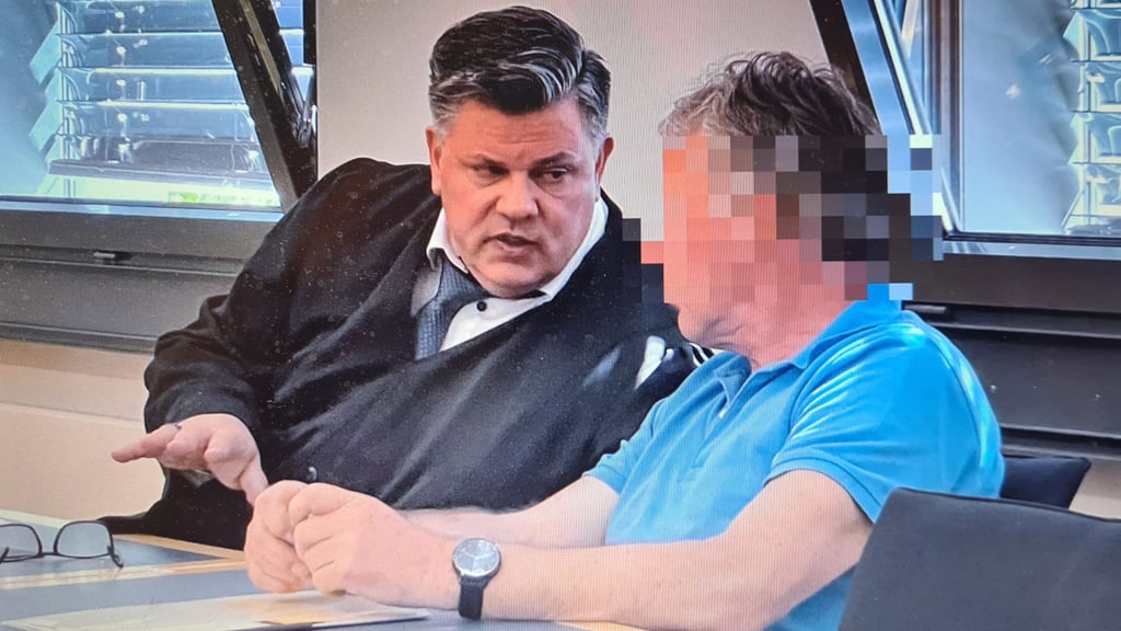 Der 59 Jahre alte Kläger aus dem Salzlandkreis mit seinem Anwalt Tobias Ulbrich.