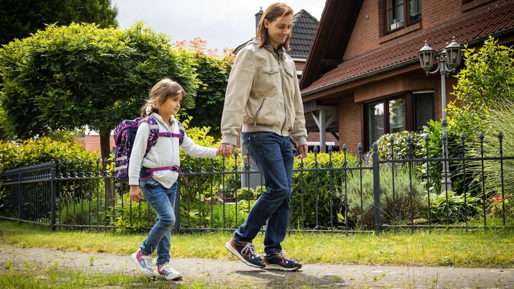 An die Hand genommen: Eltern üben den Schulweg mit dem Nachwuchs natürlich mehrfach, bevor die Kleinen ihn erstmals alleine zurücklegen können.
