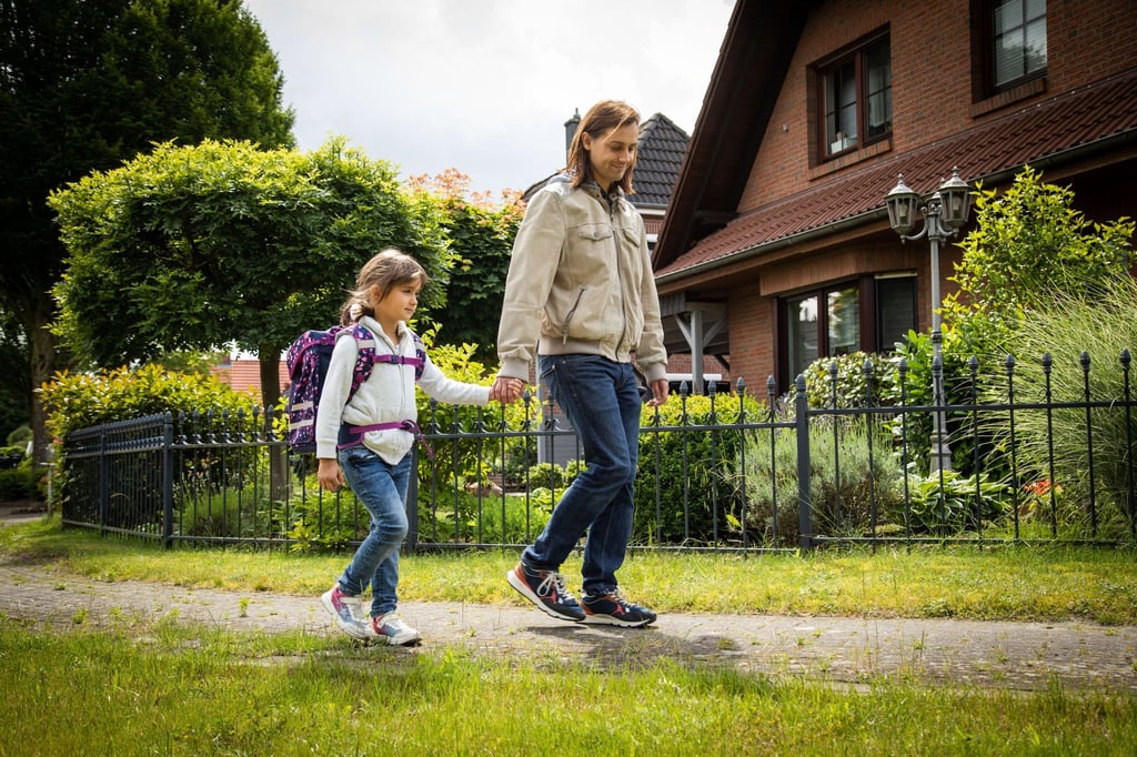 An die Hand genommen: Eltern üben den Schulweg mit dem Nachwuchs natürlich mehrfach, bevor die Kleinen ihn erstmals alleine zurücklegen können.