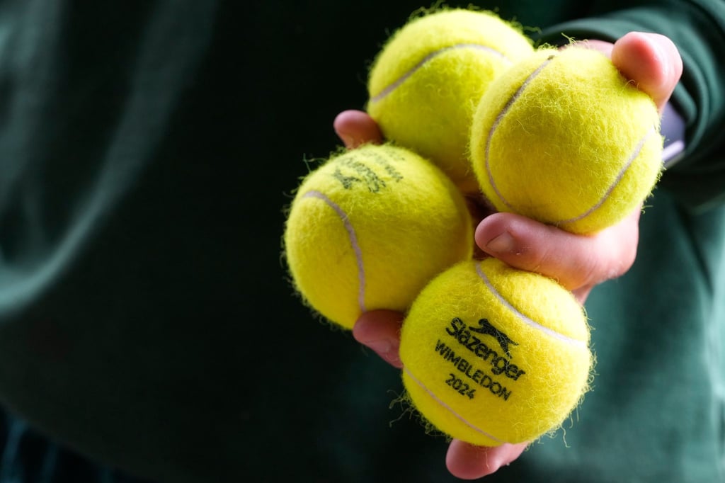 Sechs Tennisbälle kursieren in den Matches auf einem Platz - sei es im Ballwechsel, in der Hosentasche eines Spielers oder den Händen der Ballkinder.