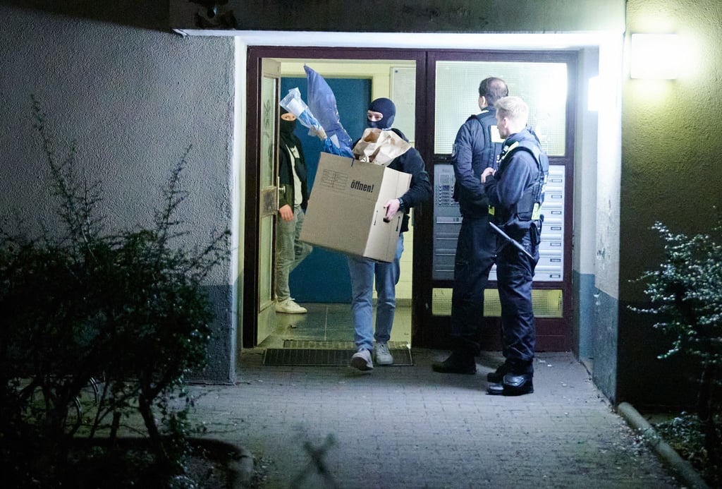 Die Ermittler beschlagnahmten mehrere Tausend Asservate, darunter Waffen, Bargeld und digitale Medien. (Archivbild)