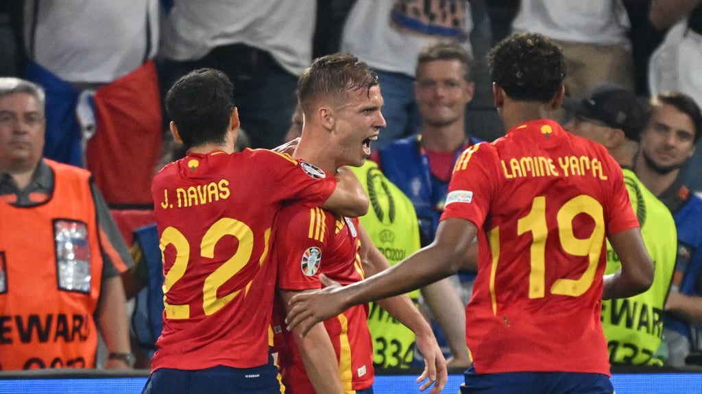 Dani Olmo (Mitte) bejubelt sein Tor gegen Frankreich.