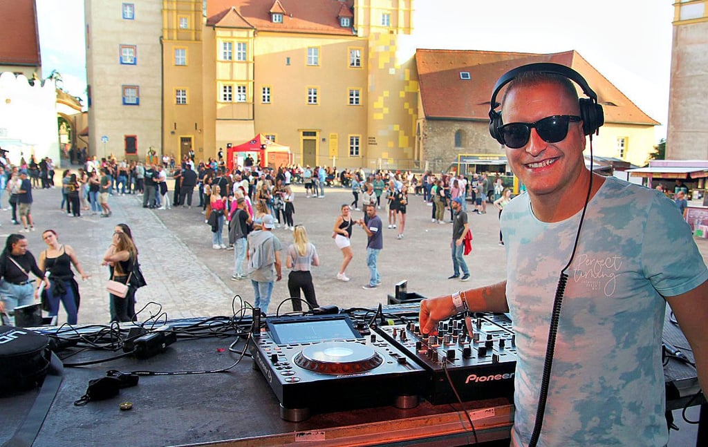 Der Bernburger DJ Nick Groove heizte den Besuchern der „Sputnik Spring Break Tour“ im vergangenen Sommer am Schloss Bernburg ein.