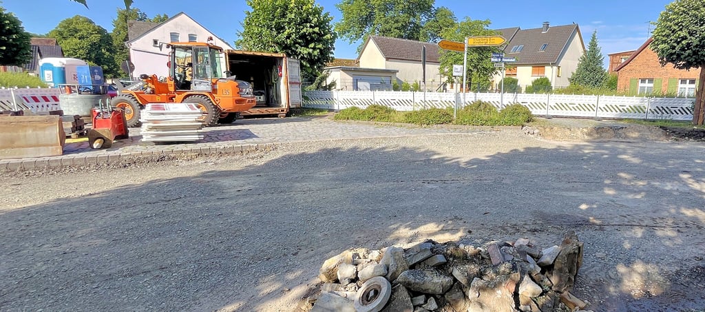 Hier ist Ruhe eingekehrt: Um diese Kurve in der Ortsdurchfahrt Lüderitz quälen sich normalerweise zahllose Fahrzeuge am Tag. Links geht es nach Tangermünde, rechts zur A14 und geradeaus zum Freibad.