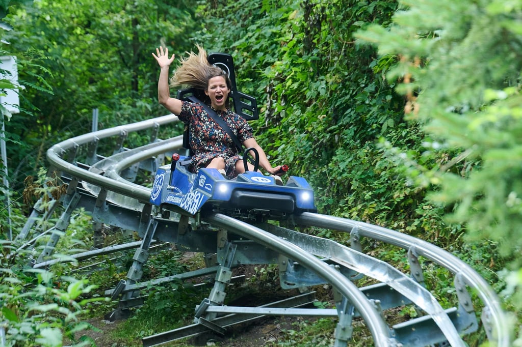 Nach zweijähriger Pause ist Berlins Sommer-Rodelbahn neben den Gärten der Welt in Marzahn-Hellersdorf wieder eröffnet. Besucher können mit bis zu 40 Stundenkilometern durch den Kienbergpark sausen.
