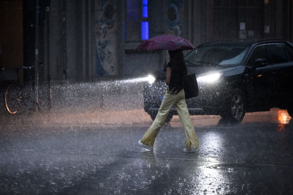 Auch am Donnerstag rechnet der Wetterdienst mit Starkregen und teils kräftigen Gewittern.