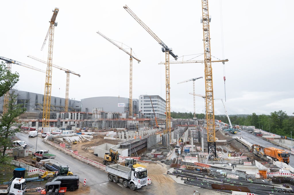 Der Chiphersteller Infineon erweitert mit dem Bau seine Fabrik im Dresdner Norden. (Archivbild)