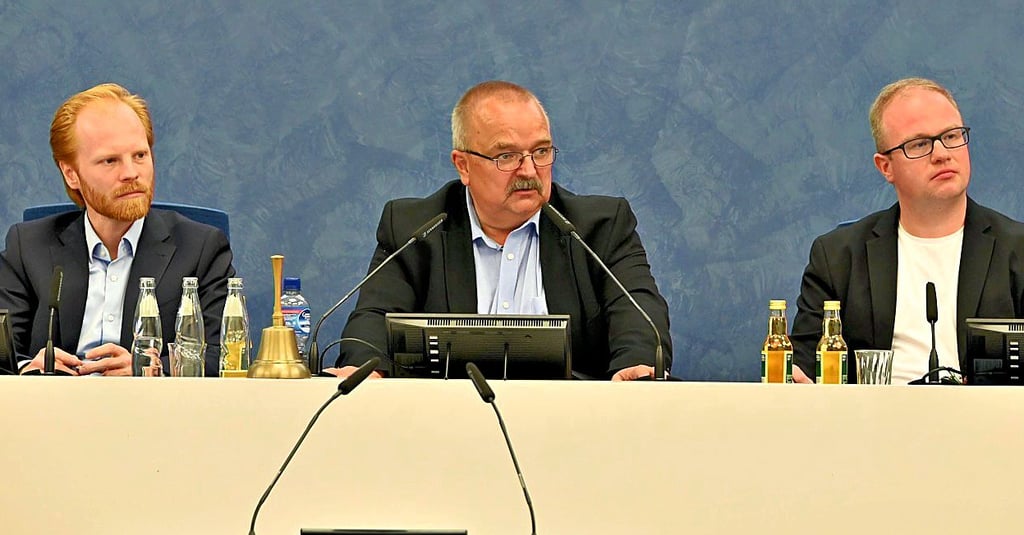 Wigbert Schwenke (Mitte) wurde in einer umstrittenen Wahl zum Stadtratsvorsitzenden gewählt. Norman Belas (l., SPD) und Stephan Bublitz (Grüne/Future!) sind seine Stellvertreter. Ob es dabei bleibt, ist unklar.