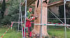 Der Holzkünstler Andreas Uhde aus Remkersleben verschönert einen abgestorbenen Baum in Ampfurth.