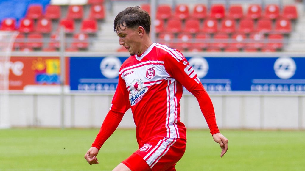 Sören Acker (r.) schaffte 2024 den Sprung in den Profikader des HFC.