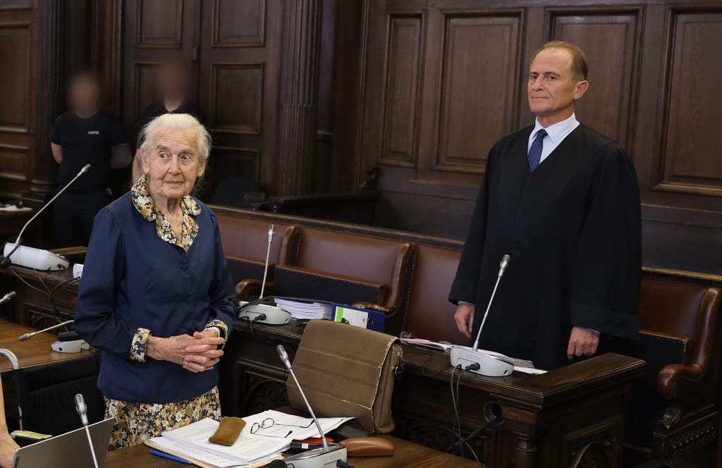 Ursula Haverbeck und ihr Anwalt bei Urteilsverkündung (Archivbild)