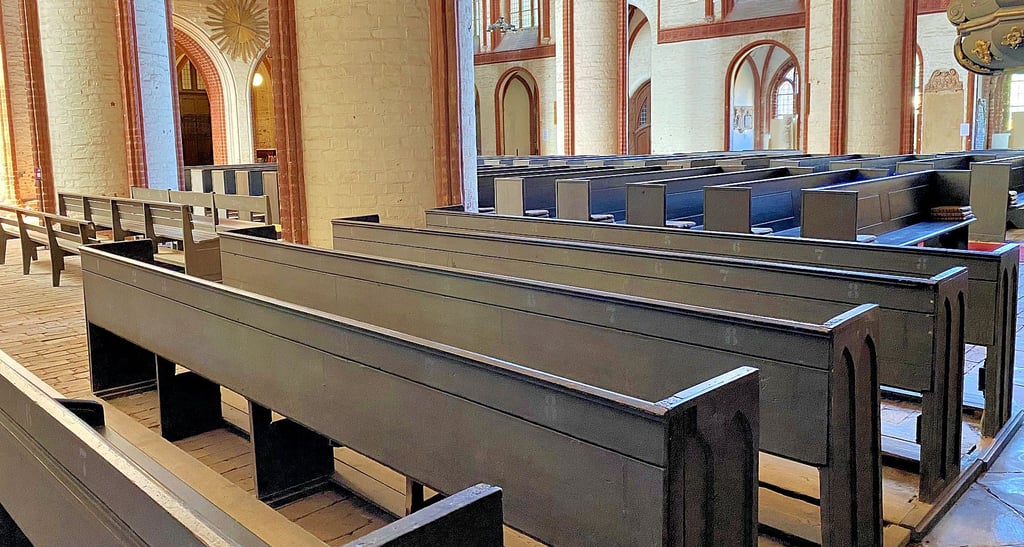 Auch im Evangelischen Kirchenkreis Stendal, hier im Dom, bleiben viele Bänke beim Gottesdienst leer.