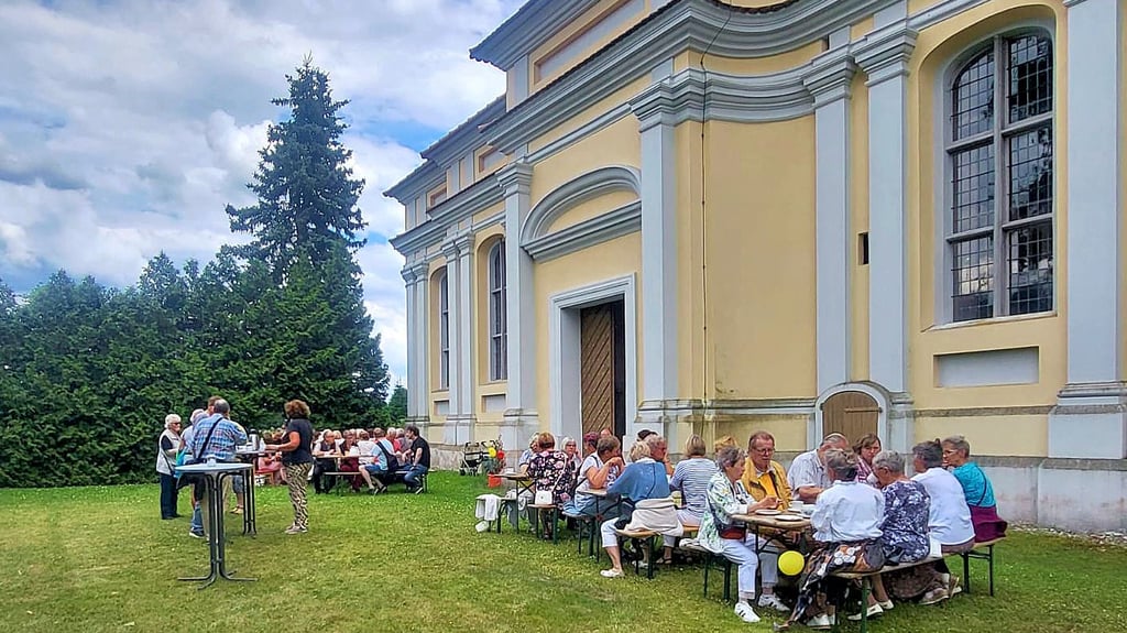 Kaffeezeit nach dem Konzert im Schatten der Barockkirche Karow.