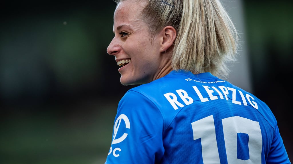 Hat gut lachen: Jenny Hipp bleibt bei RB Leipzig.