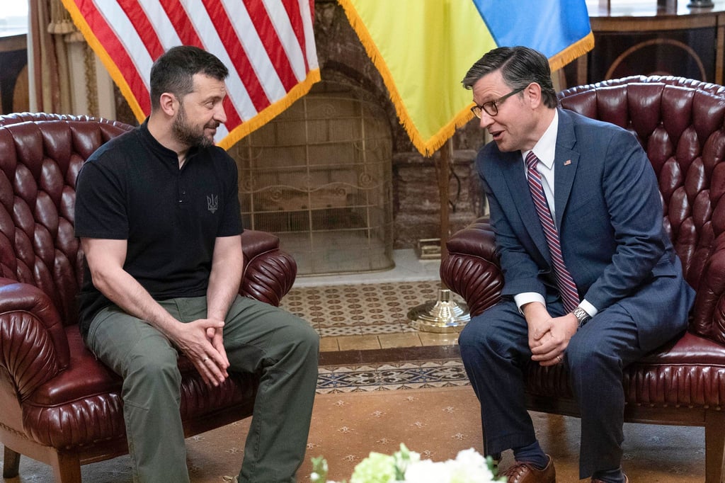 Immer auf der Suche nach Unterstützung: Der Sprecher des US-Repräsentantenhauses, Mike Johnson (r) trifft sich mit dem ukrainischen Präsidenten Wolodymyr Selenskyj im Kapitol.