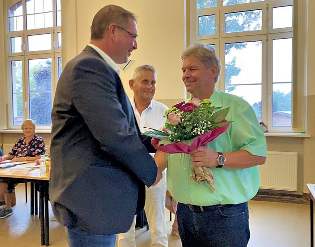 Bürgermeister Torsten Lorenz (li.) gratuliert Dietmar Krause zum Vorsitz des Gremiums.