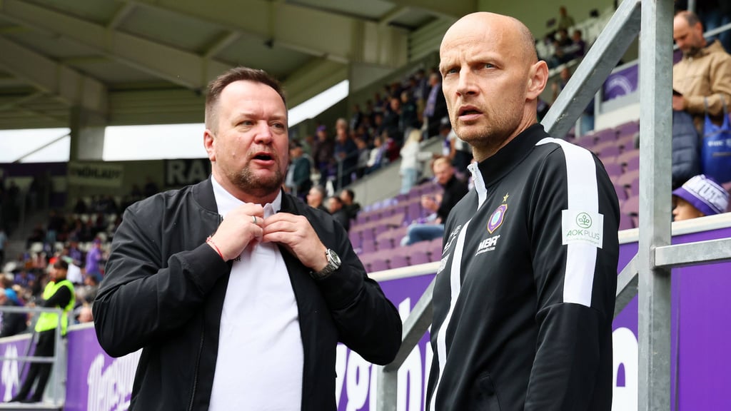 Sportchef Matthias Heidrich (re.) muss sich den Fans von Aue stellen.