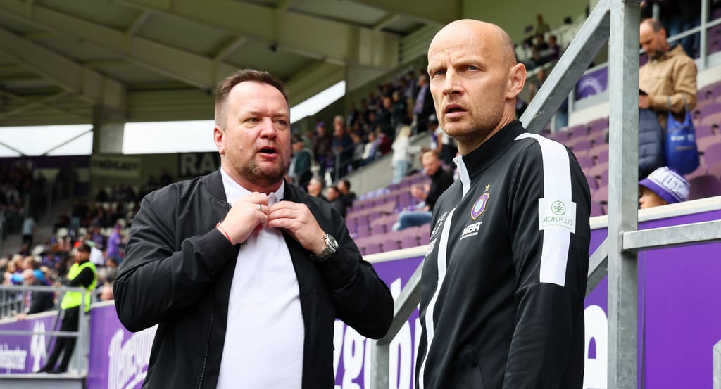 Sportchef Matthias Heidrich (re.) muss sich den Fans von Aue stellen.