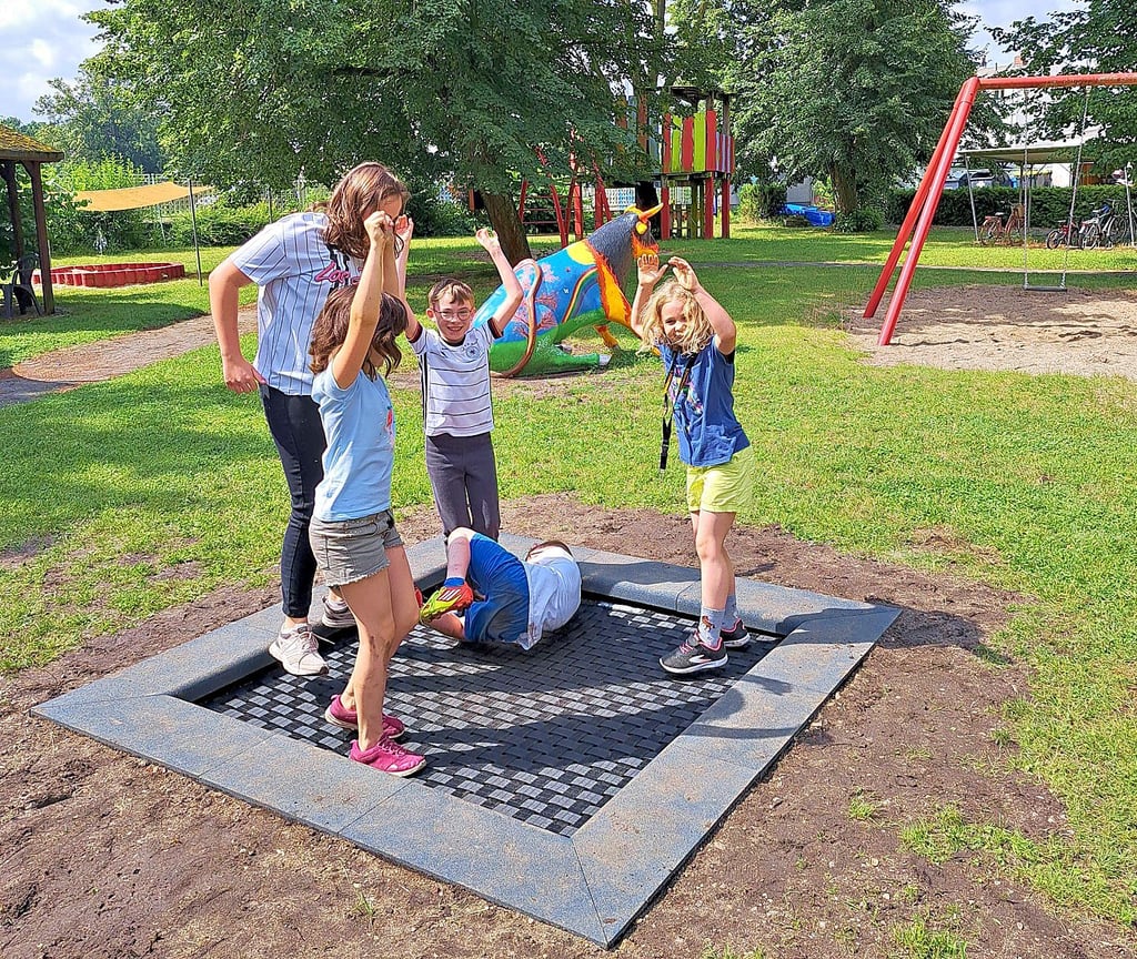 Die Kinder haben Spaß auf dem neuen Trampolin.