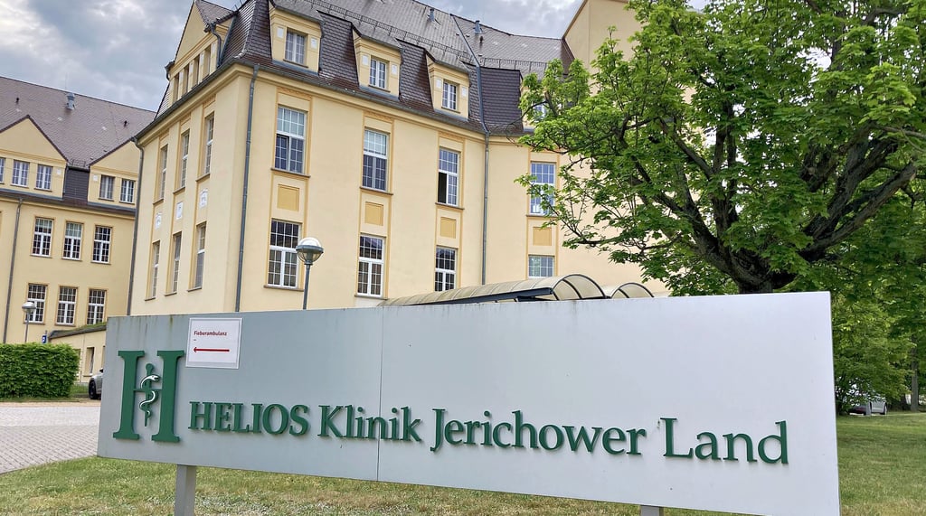 Die Helios Klinik Jerichower Land ist im westlichen Bereich von Burg an der August-Bebel-Straße zu finden.